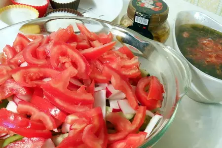 Салаты с карпаччо и осьминогами, а также две окрошки с ними же, и пара способов варки яиц-пашот: шаг 17