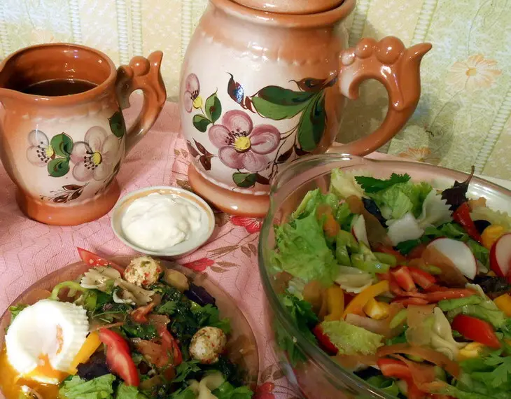 Салаты с карпаччо и осьминогами, а также две окрошки с ними же, и пара способов варки яиц-пашот: шаг 20