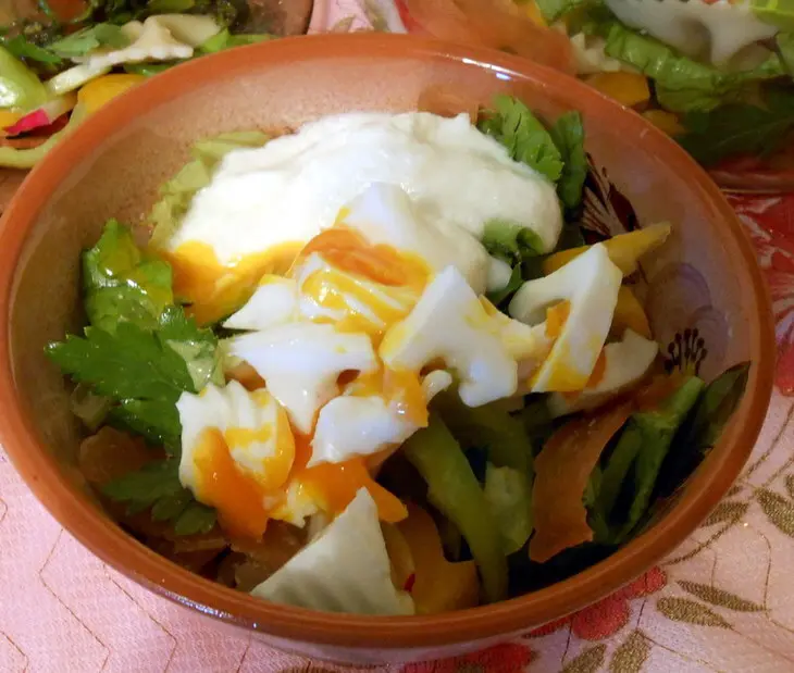 Салаты с карпаччо и осьминогами, а также две окрошки с ними же, и пара способов варки яиц-пашот: шаг 23