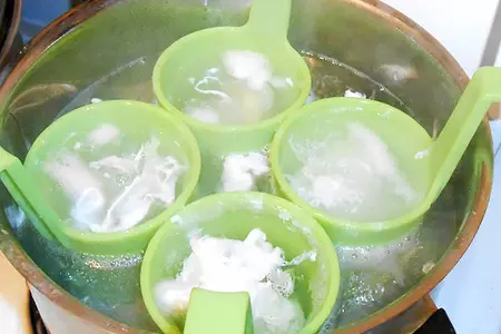 Салаты с карпаччо и осьминогами, а также две окрошки с ними же, и пара способов варки яиц-пашот: шаг 29