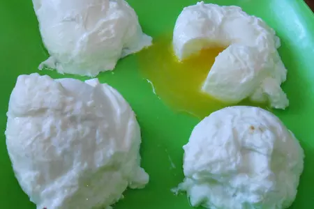Салаты с карпаччо и осьминогами, а также две окрошки с ними же, и пара способов варки яиц-пашот: шаг 31