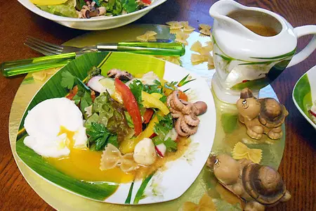 Салаты с карпаччо и осьминогами, а также две окрошки с ними же, и пара способов варки яиц-пашот: шаг 34