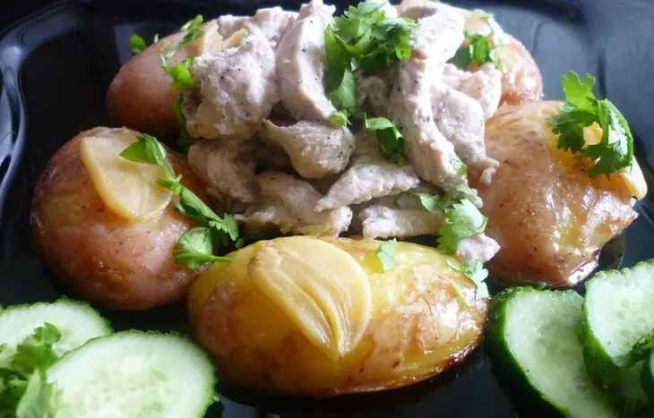 Молодая картошка с сочным и нежным куриным филе: шаг 2