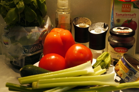 Холодный томатно-овощной суп с тунцом „вкусное лето“: шаг 1