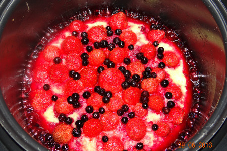 Летний пирог с ягодами в мультиварке: шаг 3