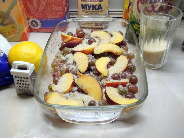 Крисп с крыжовником и персиками. фруктовый пирог.: шаг 2