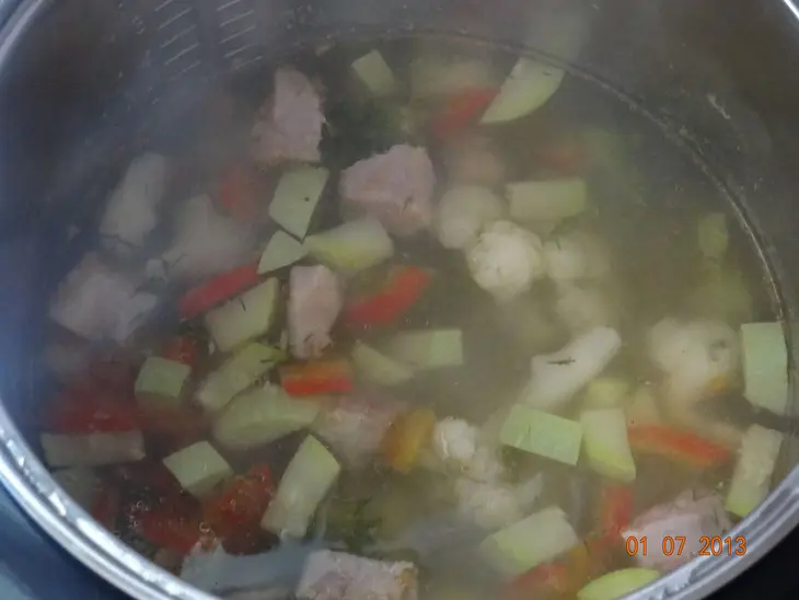 Щи мясные из цветной капусты и брокколи (детское меню, мультиварка): шаг 3