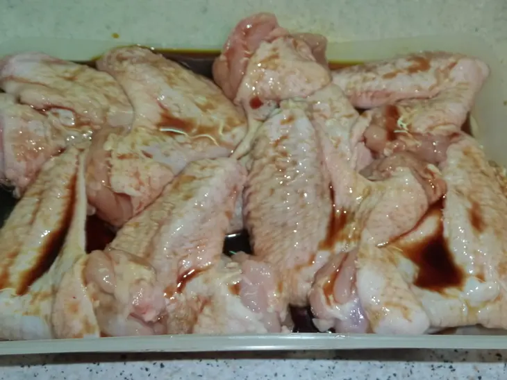 Куриные крылышки с салатом из овощей гриль с кедровыми орешками и брынзой: шаг 1