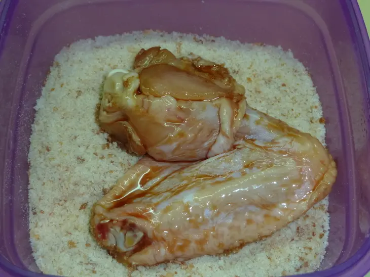Куриные крылышки с салатом из овощей гриль с кедровыми орешками и брынзой: шаг 2