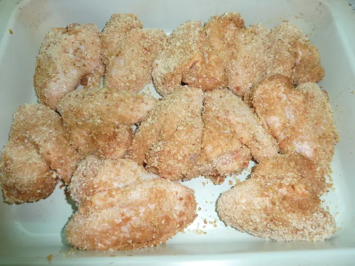 Куриные крылышки с салатом из овощей гриль с кедровыми орешками и брынзой: шаг 3