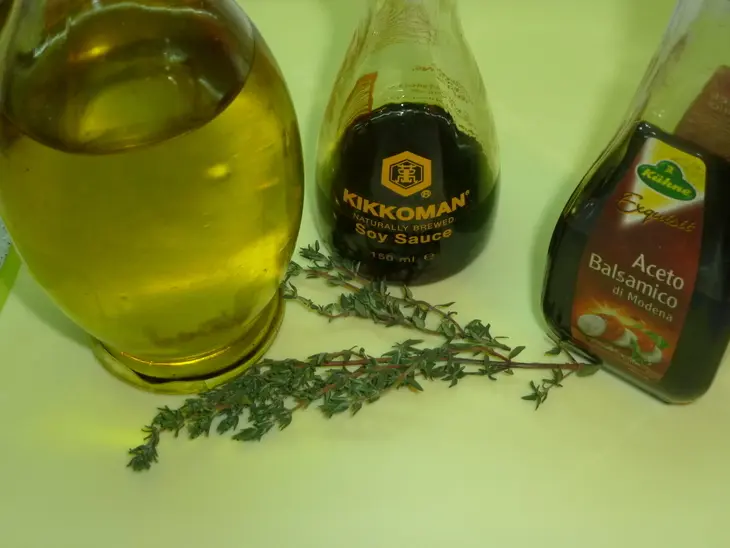 Куриные крылышки с салатом из овощей гриль с кедровыми орешками и брынзой: шаг 4