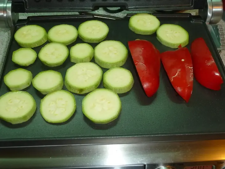 Куриные крылышки с салатом из овощей гриль с кедровыми орешками и брынзой: шаг 5