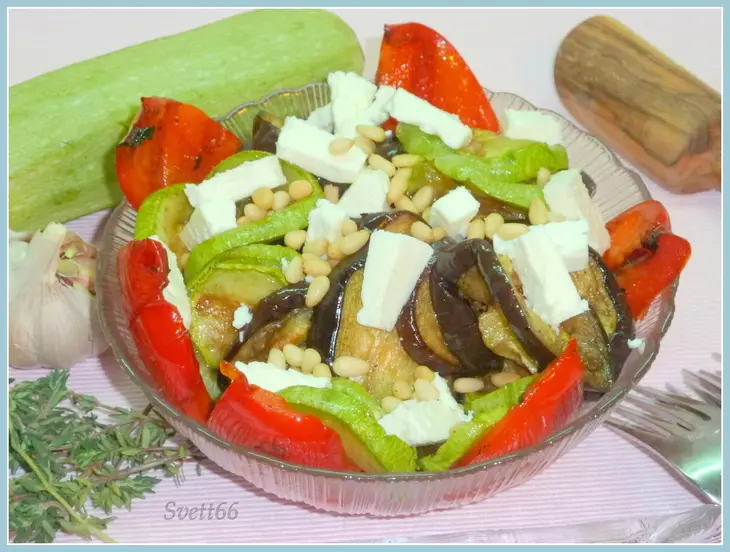 Куриные крылышки с салатом из овощей гриль с кедровыми орешками и брынзой: шаг 7