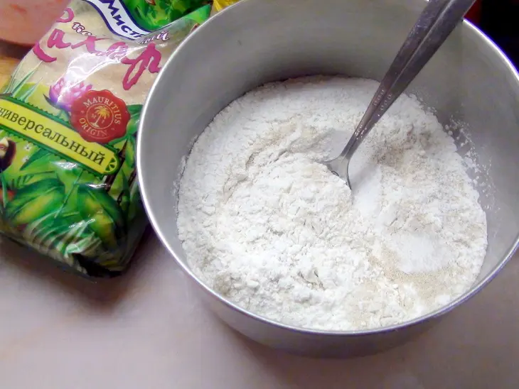 Ватрушки с клубникой и карамельным штрейзелем.: шаг 1