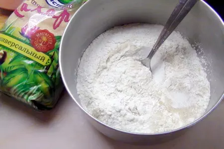 Ватрушки с клубникой и карамельным штрейзелем.: шаг 1