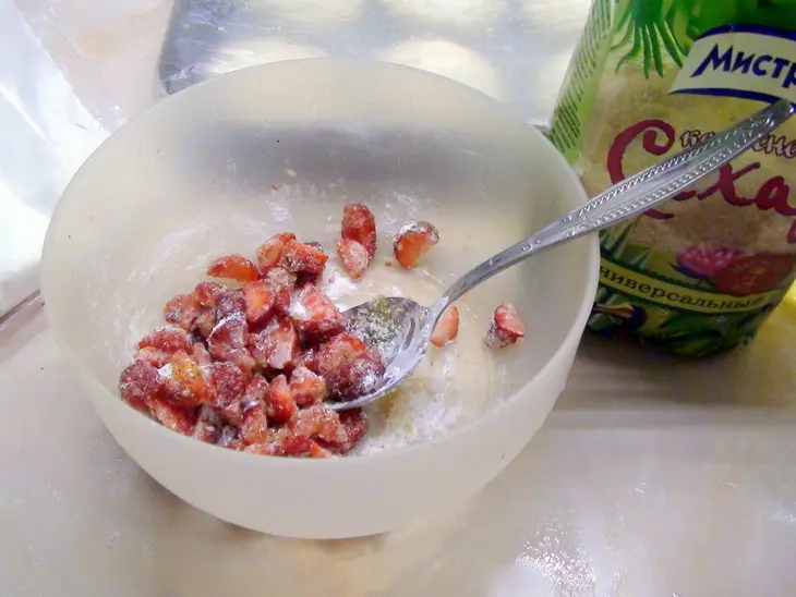Ватрушки с клубникой и карамельным штрейзелем.: шаг 4