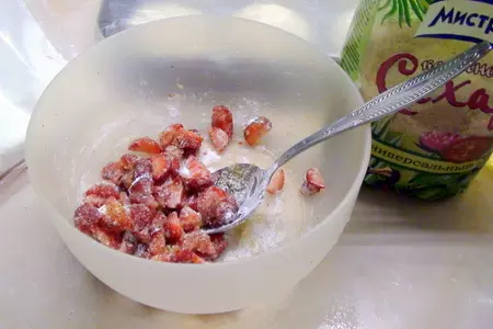 Ватрушки с клубникой и карамельным штрейзелем.: шаг 4