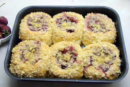 Ватрушки с клубникой и карамельным штрейзелем.: шаг 8