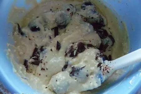 Йогуртовый пирог с виноградом и шоколадом: шаг 3