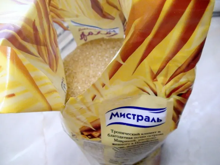 Сливочное мороженое с карамельным соусом.: шаг 1