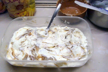 Сливочное мороженое с карамельным соусом.: шаг 5