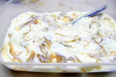 Сливочное мороженое с карамельным соусом.: шаг 6