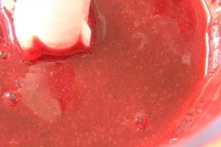 Малиновый пирог с персиком и вишней: шаг 6