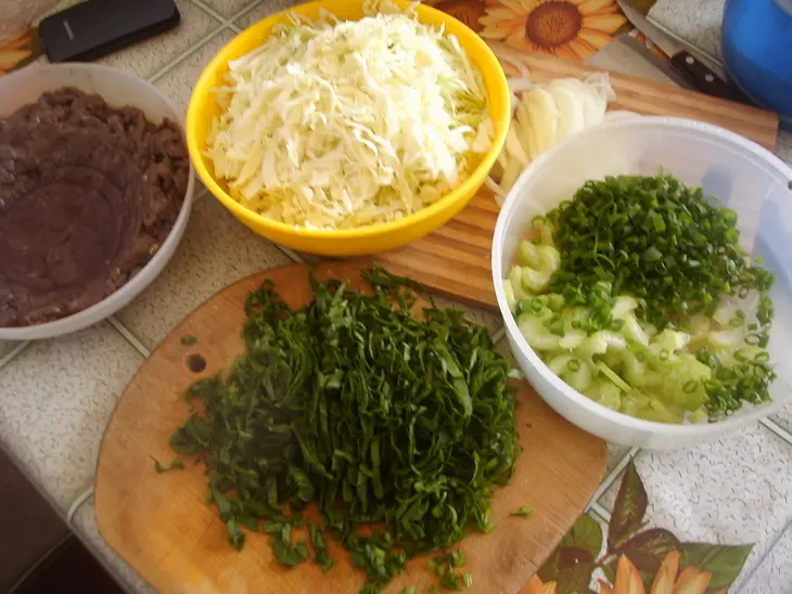 Солянка по-китайски с маринованной говядиной и шпинатом.: шаг 1