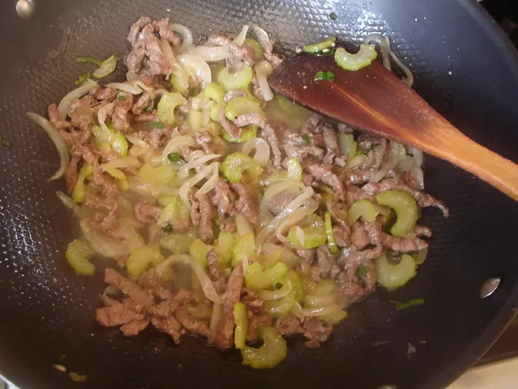 Солянка по-китайски с маринованной говядиной и шпинатом.: шаг 2