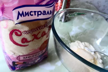 Суфле из сметаны,клубники и чернослива.: шаг 1