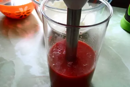 Суфле из сметаны,клубники и чернослива.: шаг 4