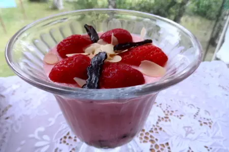 Суфле из сметаны,клубники и чернослива.: шаг 8