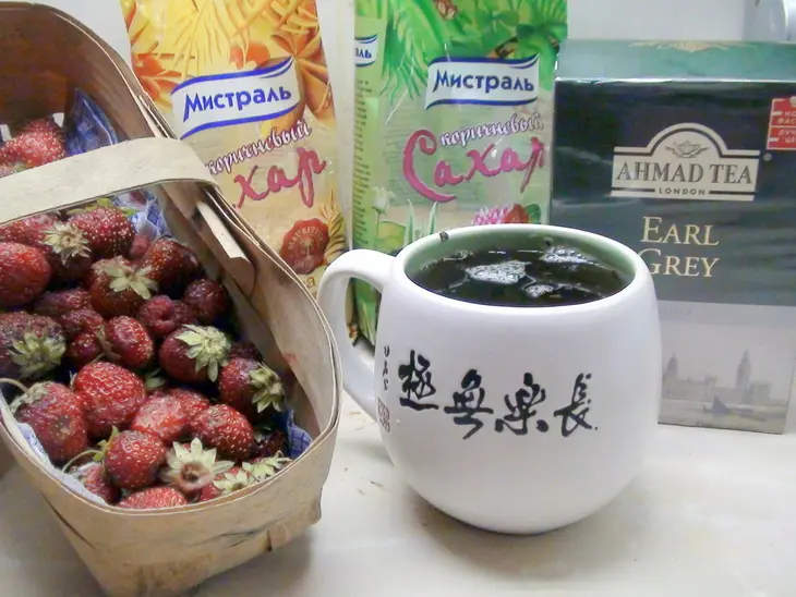 Холодный освежающий чай с ледяной клубникой.: шаг 1