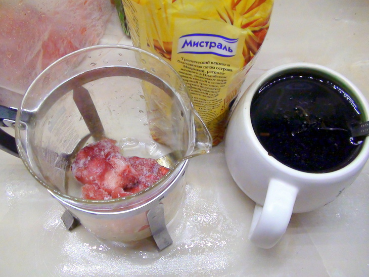 Холодный освежающий чай с ледяной клубникой.: шаг 2