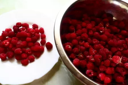 Тарталетки из безе,с нежным кремом и лесной малиной.: шаг 6
