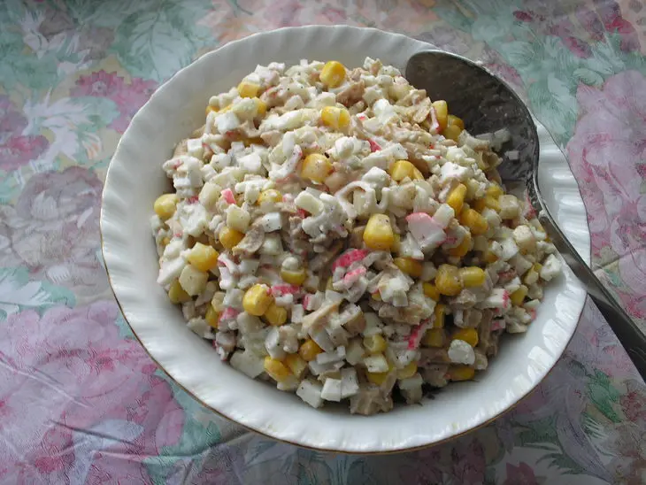 Салат с крабовыми палочками: шаг 1