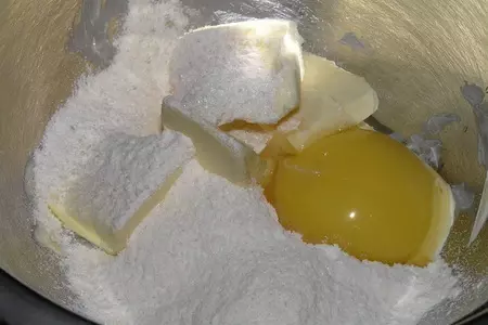 Нежнейший пирог с персиком и малиной: шаг 2