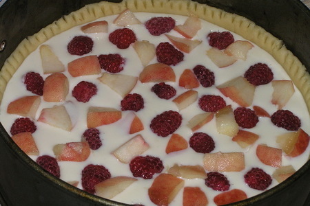 Нежнейший пирог с персиком и малиной: шаг 10