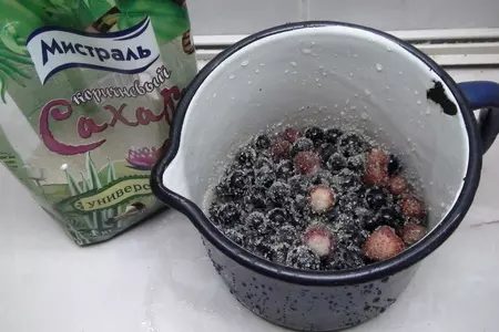 Мороженое ролл. бисквитный рулет с мороженым и чёрнсмородиновым джемом.: шаг 5