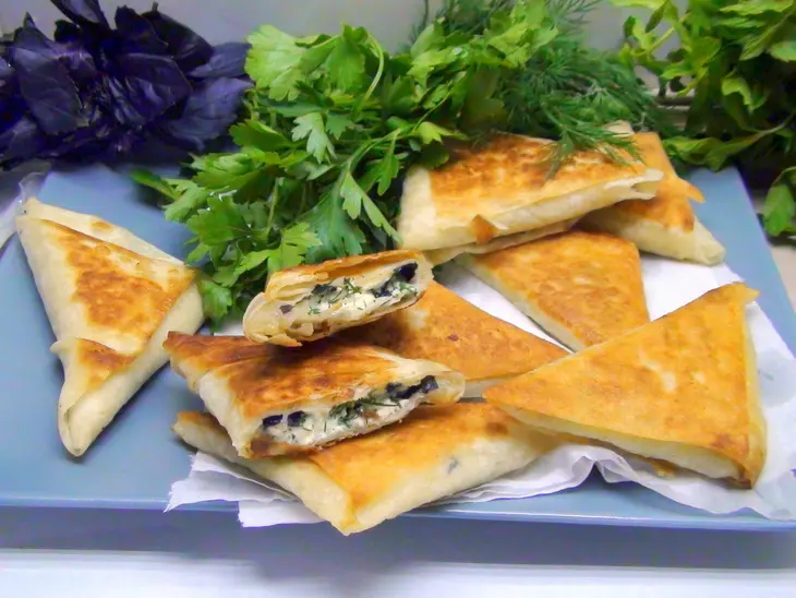 Слоёные пирожки из лаваша с брынзой и картошкой.: шаг 9