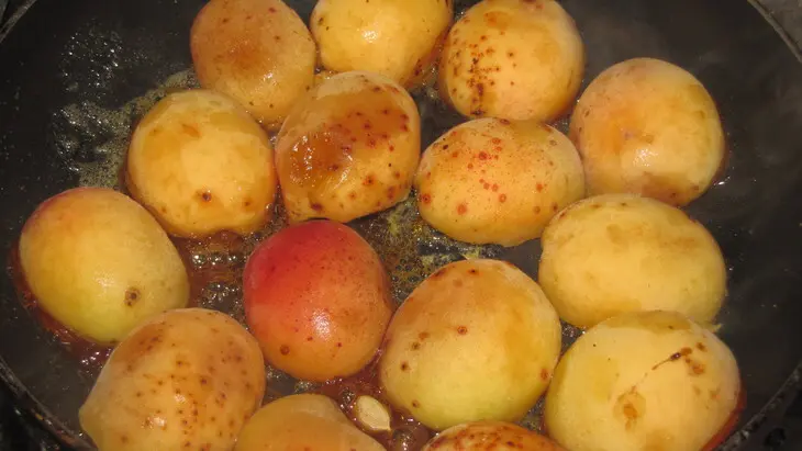 Тарт с вкусным кремом и карамелизированными абрикосами: шаг 3
