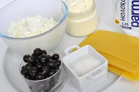 Десертная лазанья с творогом и черной смородиной.: шаг 1