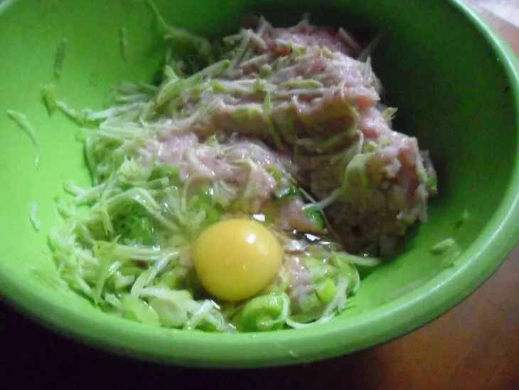 Куриные оладьи с кабачком и пореем: шаг 5