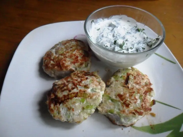 Куриные оладьи с кабачком и пореем: шаг 8