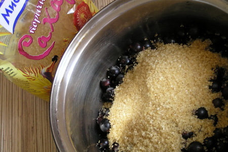 Морс из черной смородины с мятой и коричневым сахаром: шаг 1