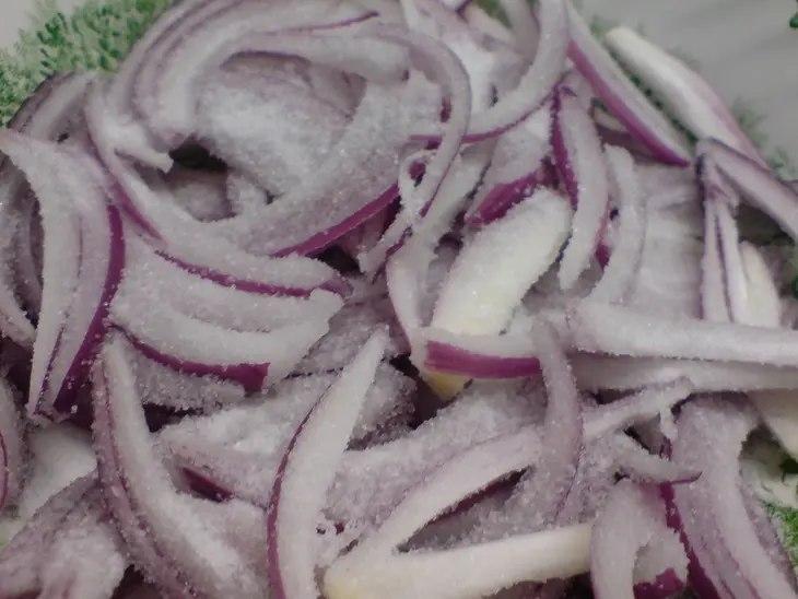 Салат с маринованным красным луком, маком и копчёной форелью: шаг 1
