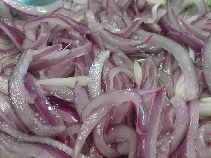 Салат с маринованным красным луком, маком и копчёной форелью: шаг 2