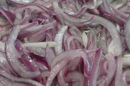 Салат с маринованным красным луком, маком и копчёной форелью: шаг 2