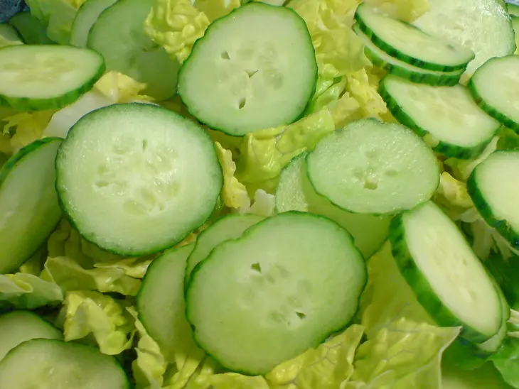 Салат с маринованным красным луком, маком и копчёной форелью: шаг 3