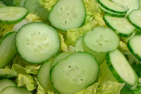 Салат с маринованным красным луком, маком и копчёной форелью: шаг 3